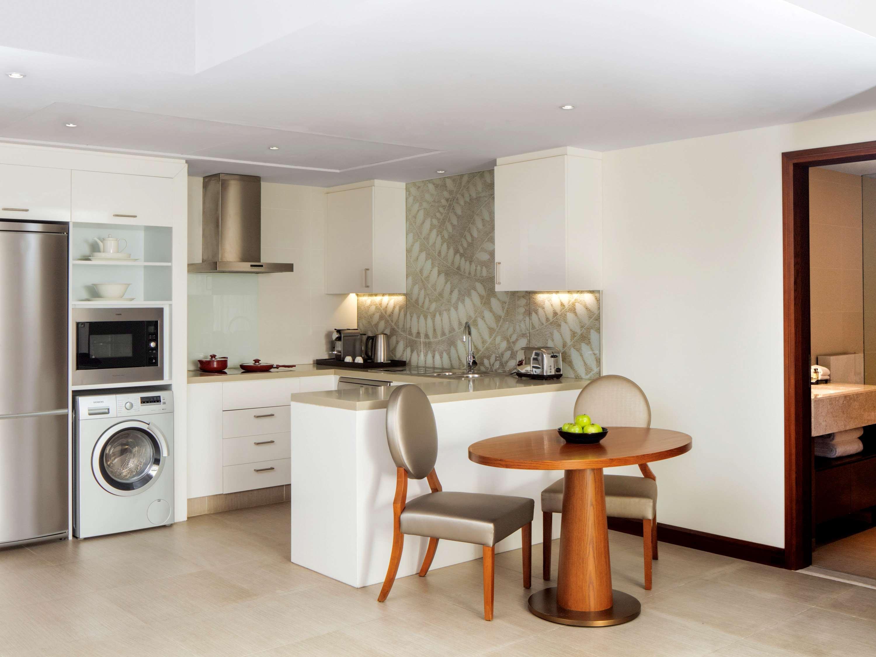 Pullman Dubai Creek City Centre Residences Exteriér fotografie A typical kitchen in a serviced apartment