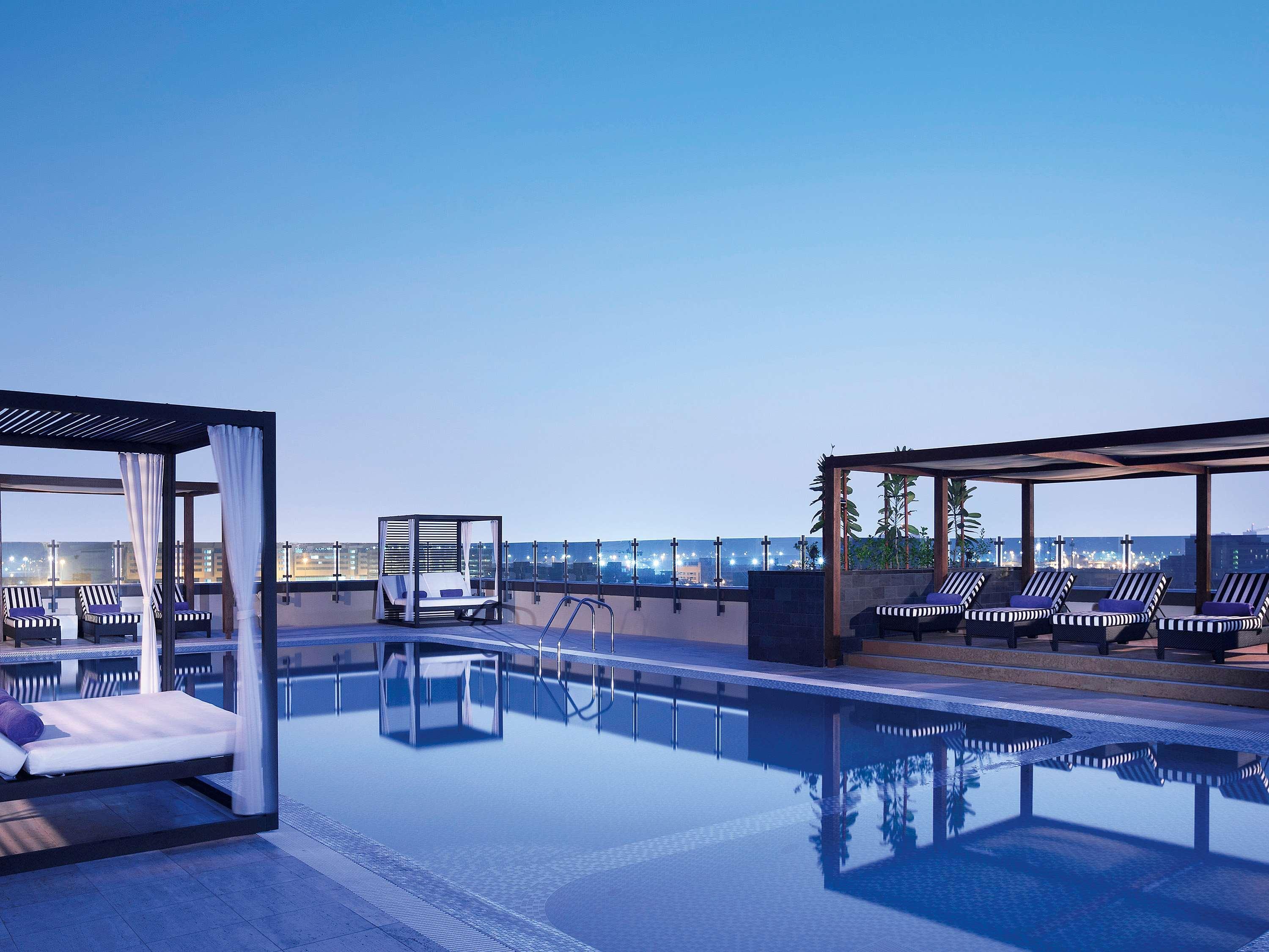 Pullman Dubai Creek City Centre Residences Exteriér fotografie The rooftop pool at the hotel
