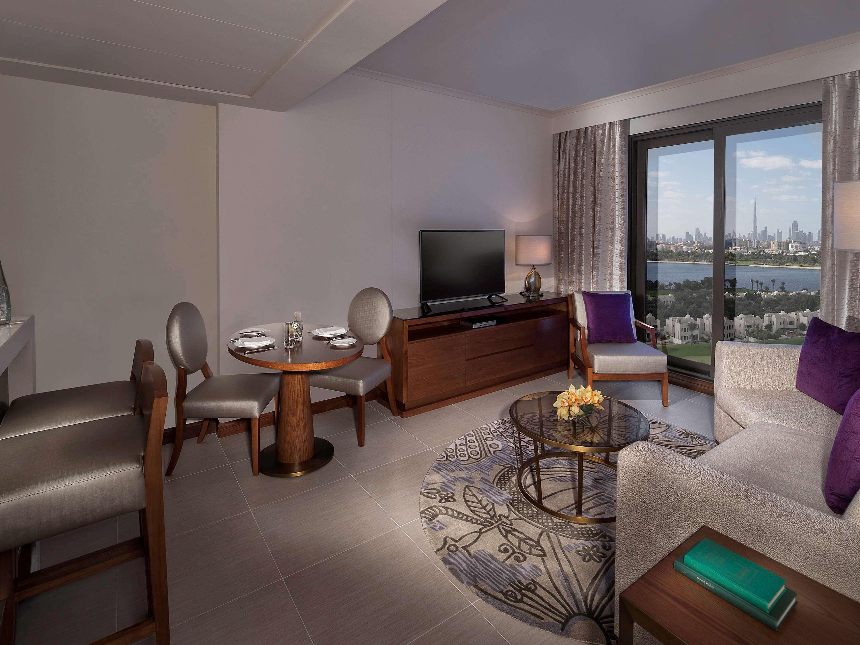 Pullman Dubai Creek City Centre Residences Exteriér fotografie A living room at the Trump International Hotel and Tower