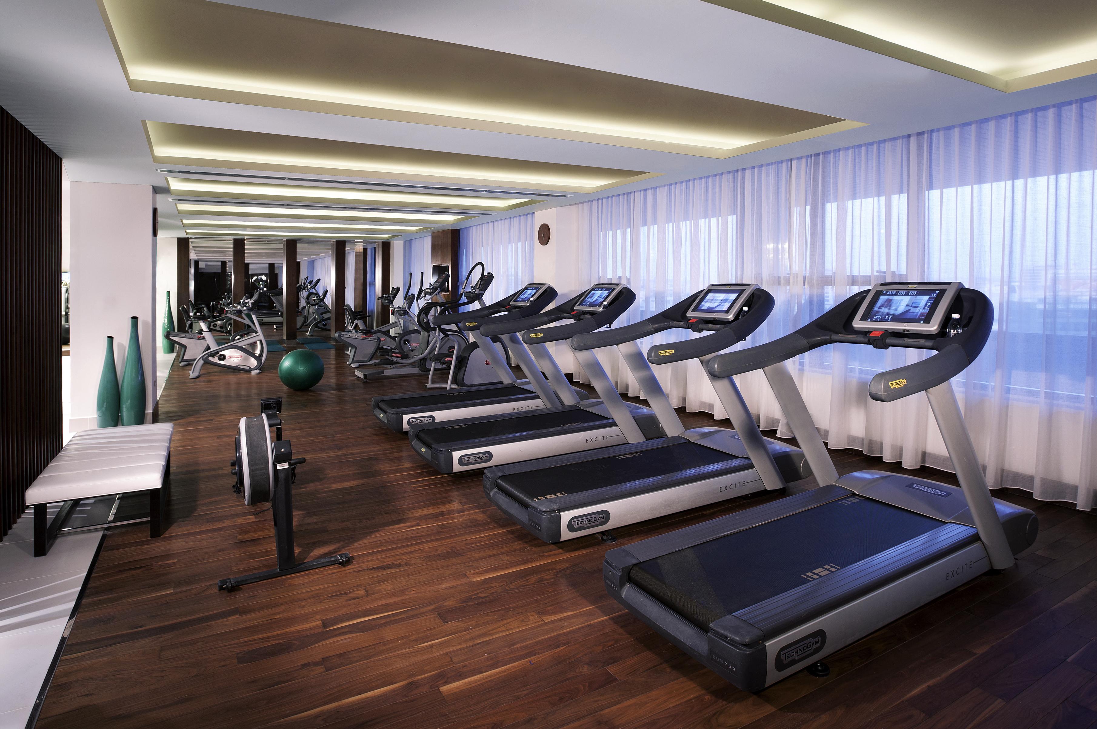 Pullman Dubai Creek City Centre Residences Exteriér fotografie A row of treadmills