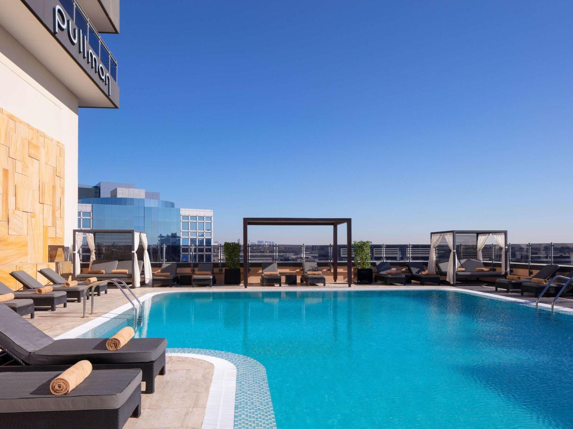 Pullman Dubai Creek City Centre Residences Exteriér fotografie The rooftop pool at Pullman Dubai Jumeirah Lakes Towers