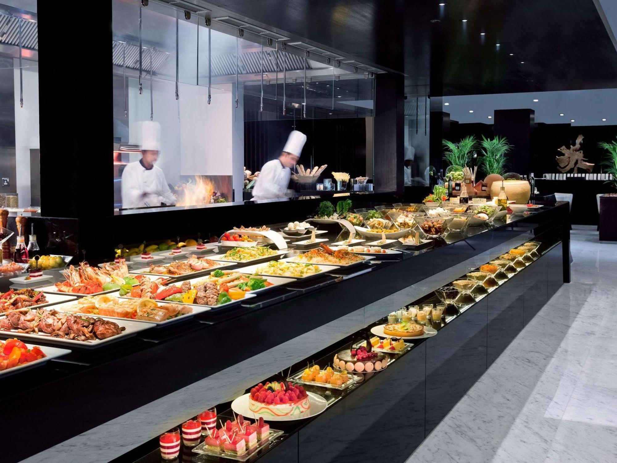 Pullman Dubai Creek City Centre Residences Exteriér fotografie A buffet at a hotel