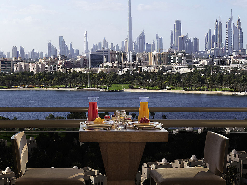 Pullman Dubai Creek City Centre Residences Restaurace fotografie View of Dubai from the hotel